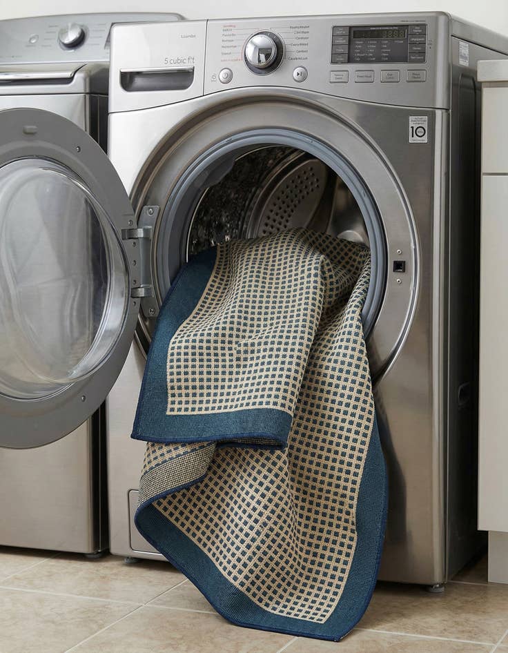 Detail image of 4' x 6'  Washable Border Indoor / Outdoor Rug