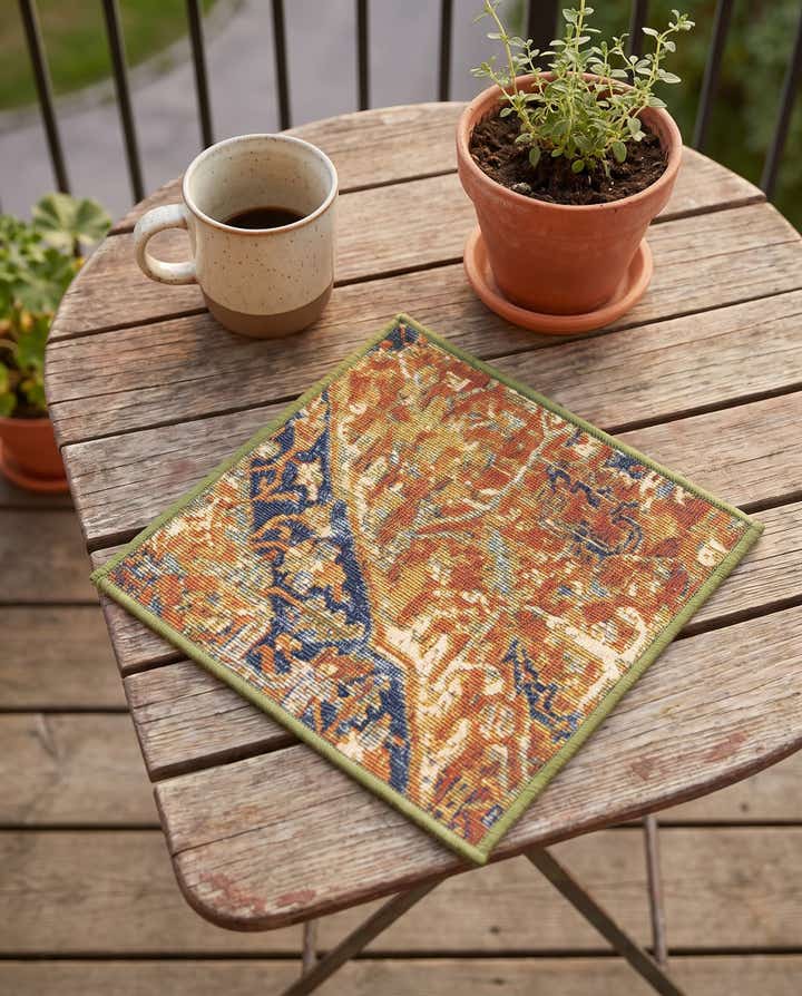 1' 4 x 1' 4 Easy-Clean Traditional Indoor / Outdoor Sample Rug