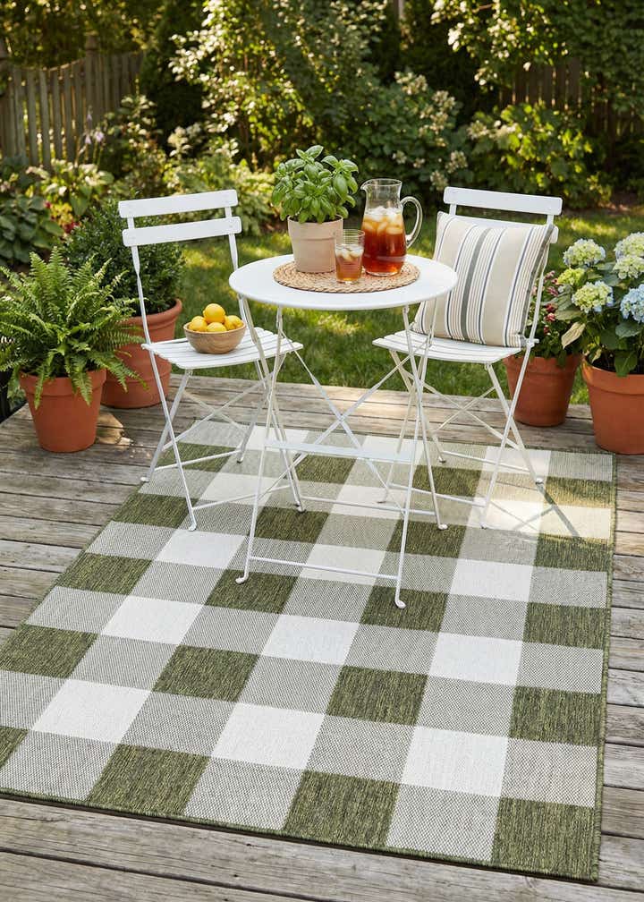 5' 3 x 7' Easy-Clean Checkered Indoor / Outdoor Rug
