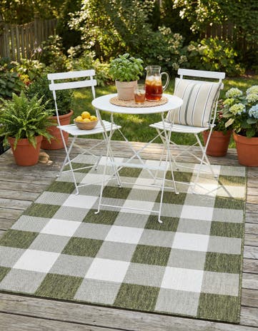 5' 3 x 7' Easy-Clean Checkered Indoor / Outdoor Rug