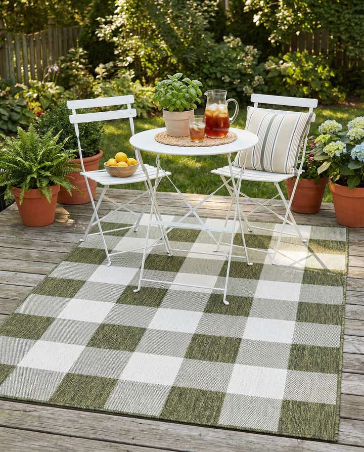 5' 3 x 7' Easy-Clean Checkered Indoor / Outdoor Rug