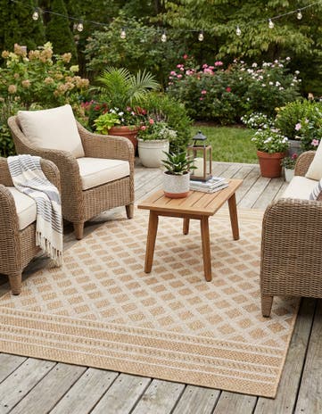4' 1 x 6' 1 Easy-Clean Lattice Indoor / Outdoor Rug