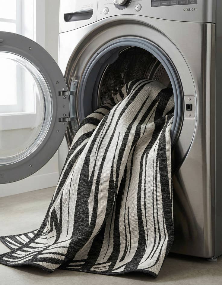 Detail image of 7' x 10'  Washable Modern Indoor / Outdoor Rug