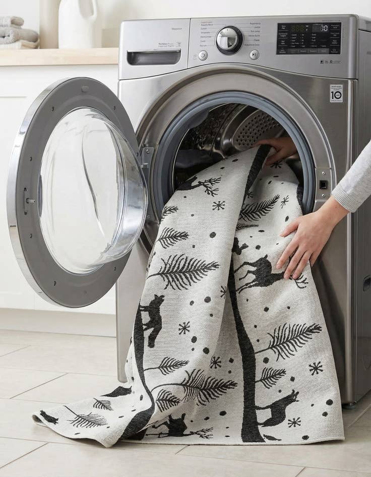 Detail image of 7' 10 x 7' 10  Washable Holiday Indoor / Outdoor Round Rug