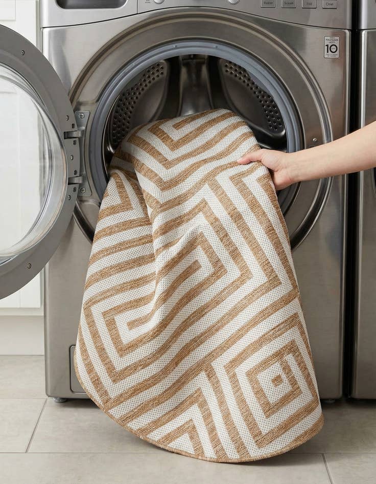 Detail image of 6' x 6'  Washable Modern Indoor / Outdoor Round Rug