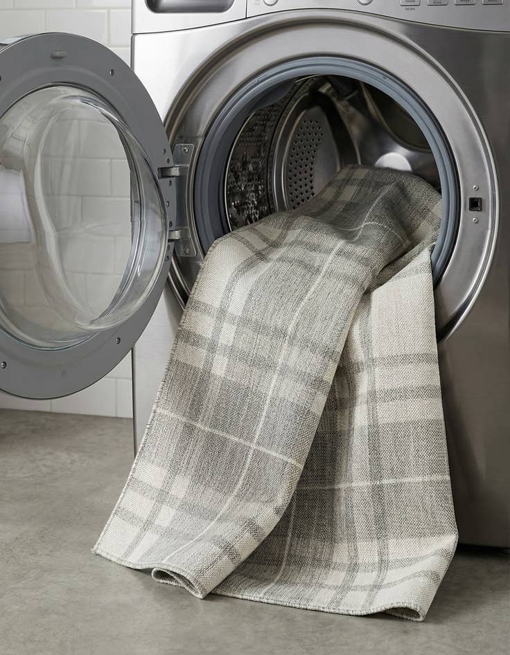 Detail image of  5' 3 x 8'  Washable Checkered Indoor / Outdoor Rug