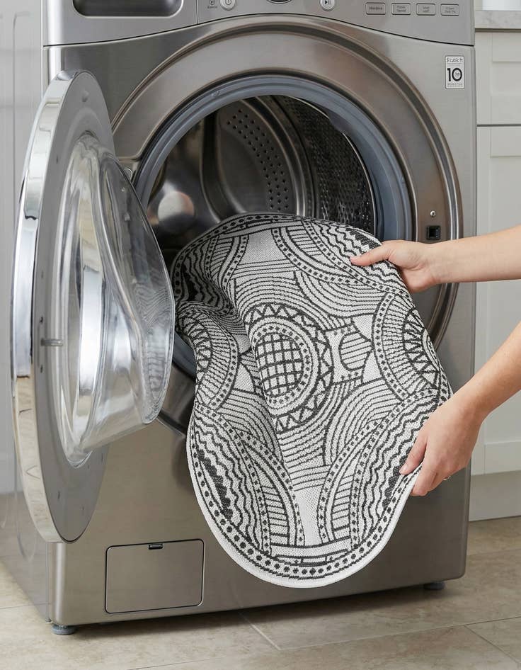 Detail image of 3' 1 x 3' 1  Washable Traditional Indoor / Outdoor Round Rug