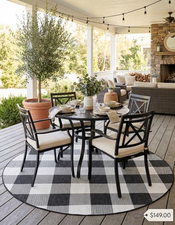 7' 10 x 7' 10 Easy-Clean Checkered Indoor / Outdoor Round Rug