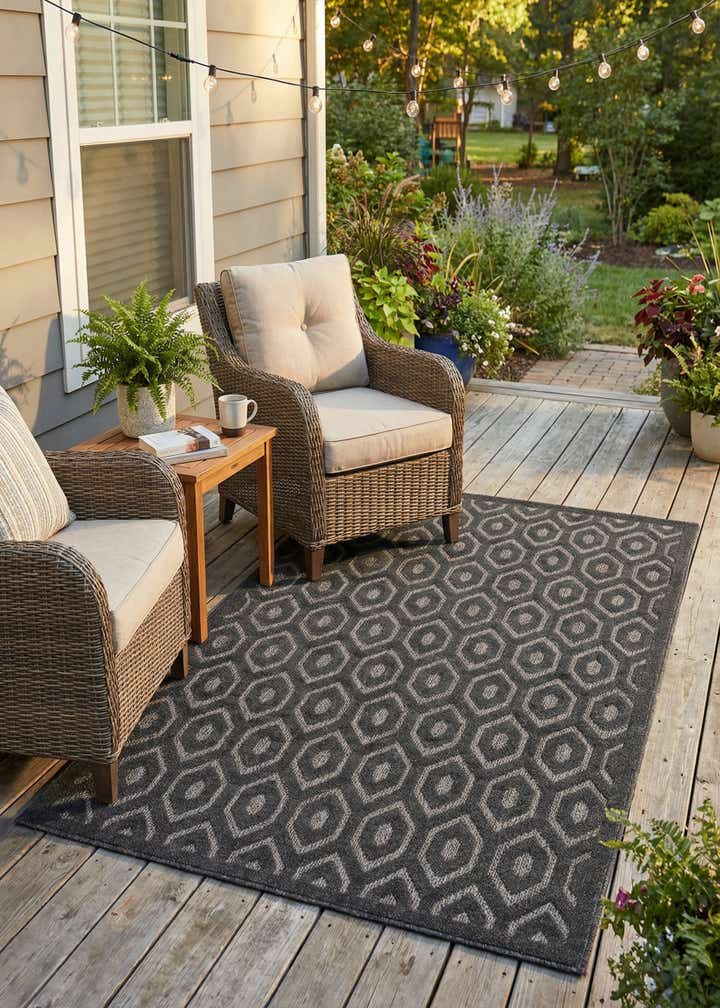 5' 3 x 8' Easy-Clean Trellis Textured Indoor / Outdoor Rug