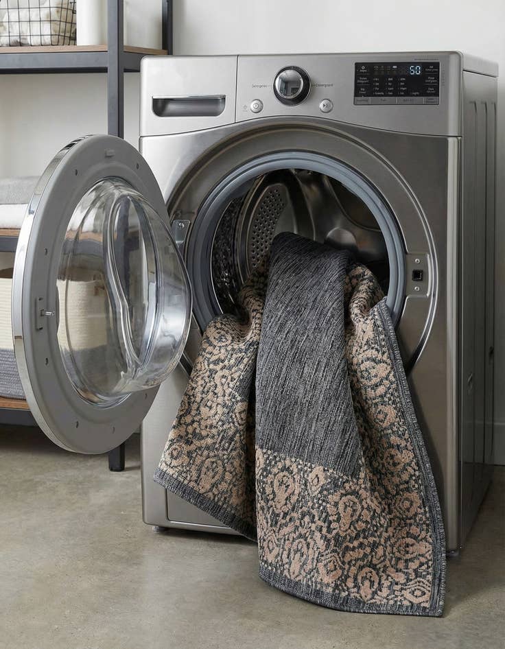 Detail image of 7' x 10'  Washable Border Indoor / Outdoor Rug