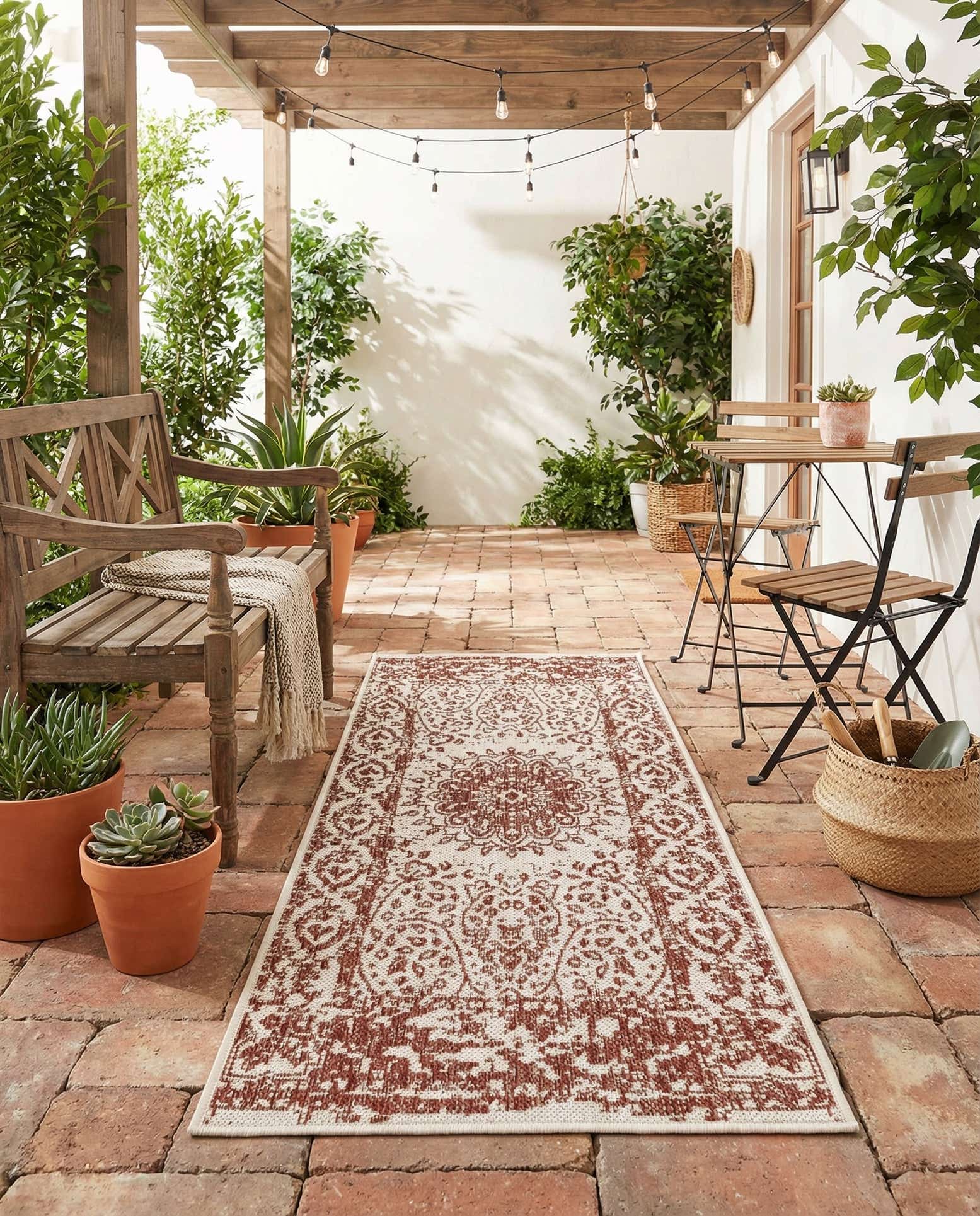 2' x 4' Easy-Clean Traditional Indoor / Outdoor Runner Rug
