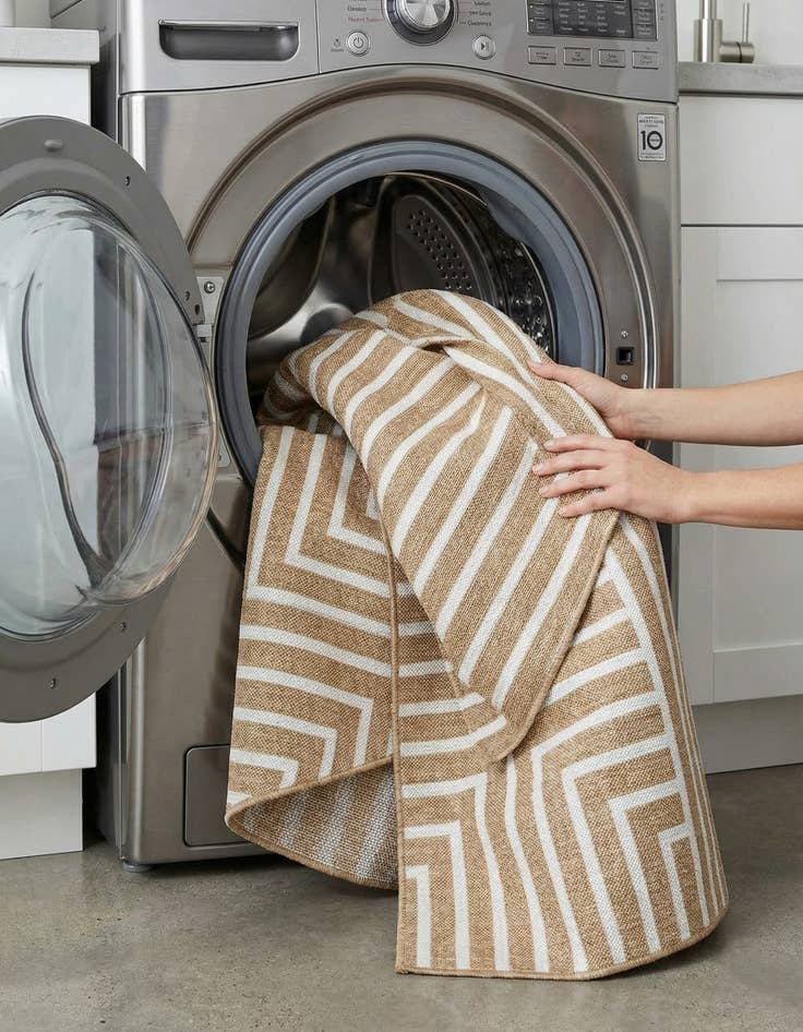 Detail image of 7' 10 x 7' 10  Washable Modern Indoor / Outdoor Round Rug