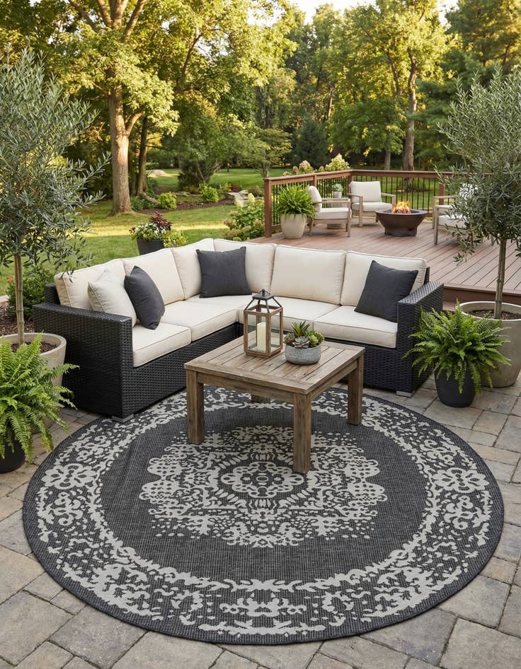 Detail image of 7' 10 x 7' 10 Easy-Clean Traditional Indoor / Outdoor Round Rug