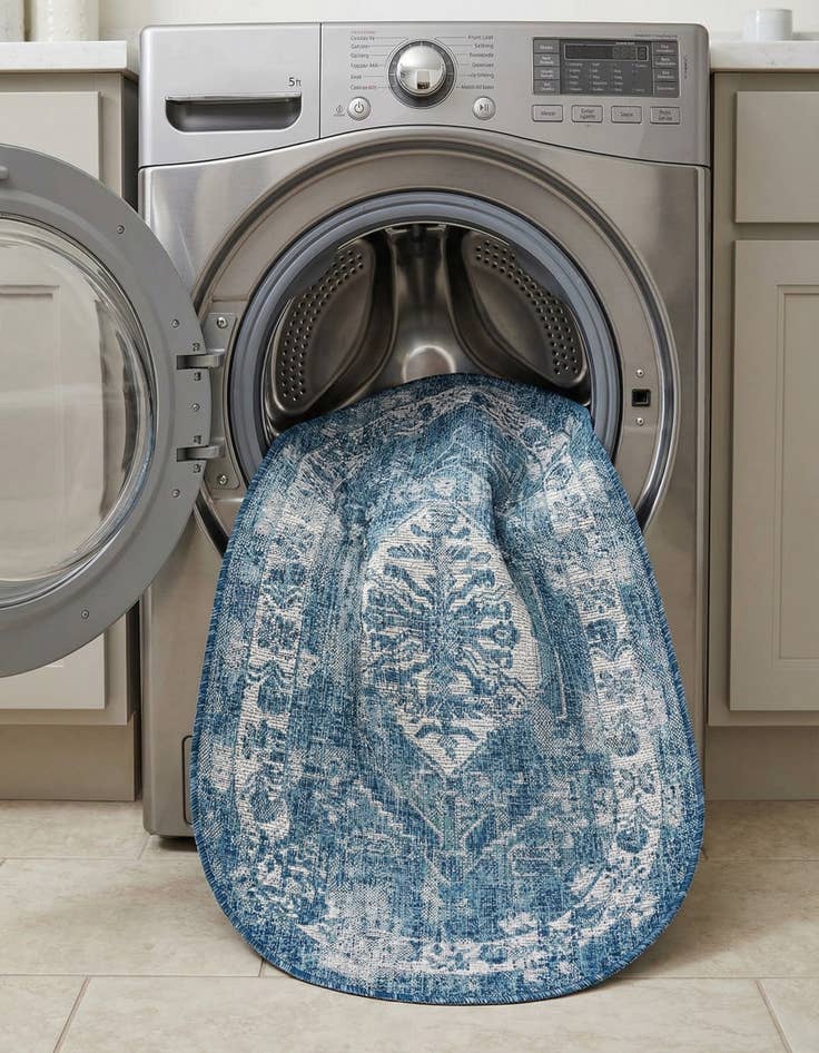 Detail image of 3' x 5' 3  Washable Traditional Indoor / Outdoor Oval Rug