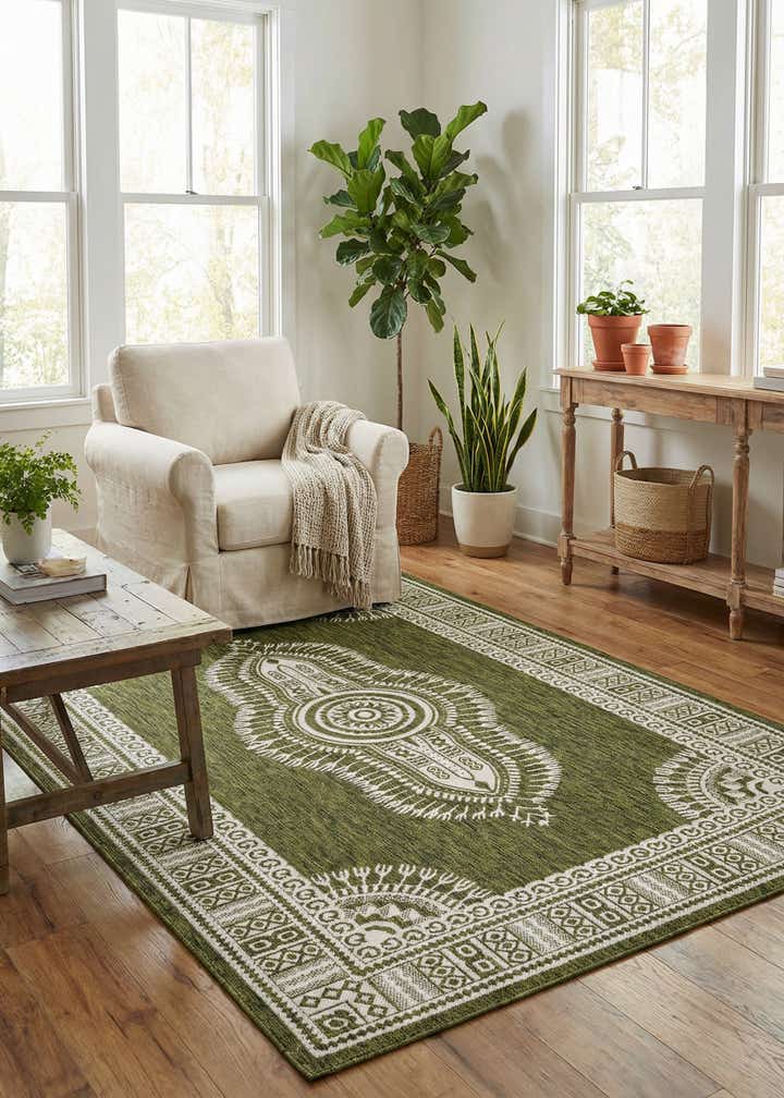 6' x 9' Easy-Clean Traditional Indoor / Outdoor Rug