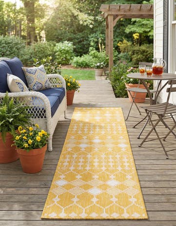 2' x 8' Easy-Clean Lattice Indoor / Outdoor Runner Rug