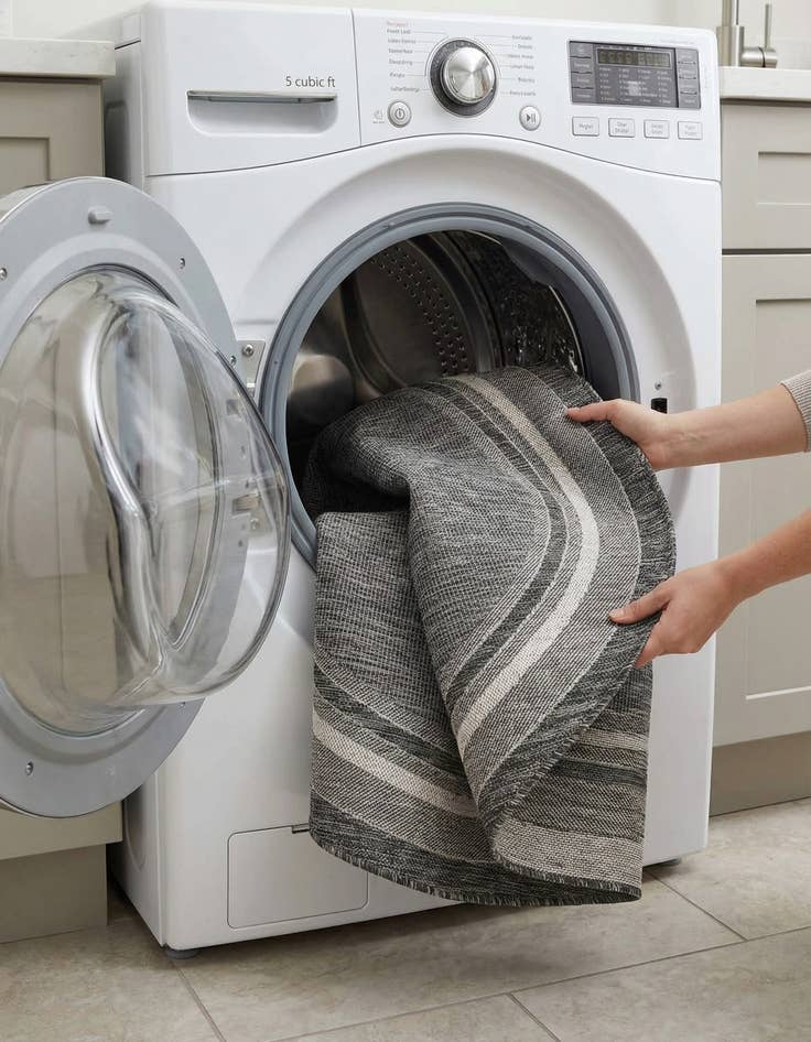 Detail image of 5' 3 x 5' 3  Washable Border Indoor / Outdoor Round Rug