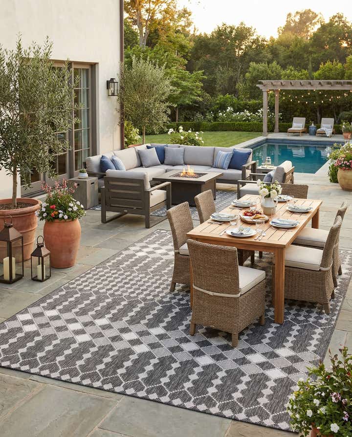 10' x 14' Easy-Clean Trellis Indoor / Outdoor Rug