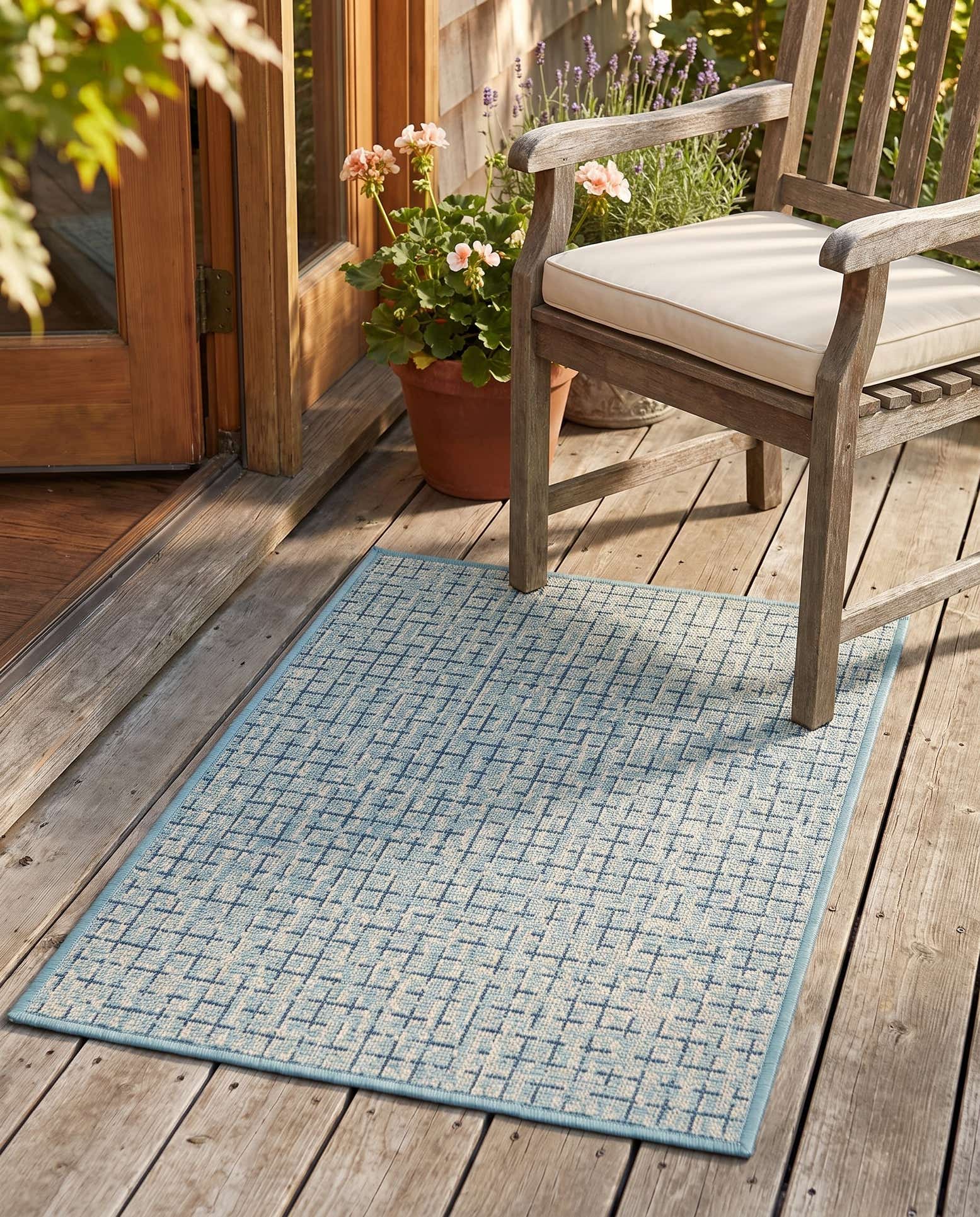 2' x 3' Easy-Clean Checkered Indoor / Outdoor Rug