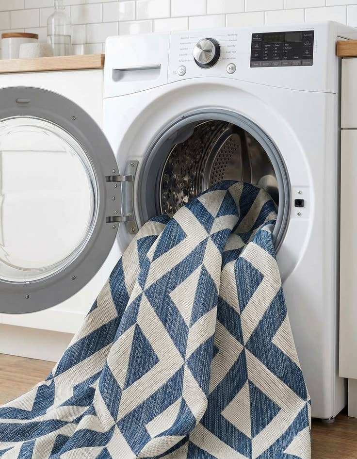 Detail image of 6' 7 x 6' 7  Washable Jill Zarin Napa Indoor / Outdoor Round Rug