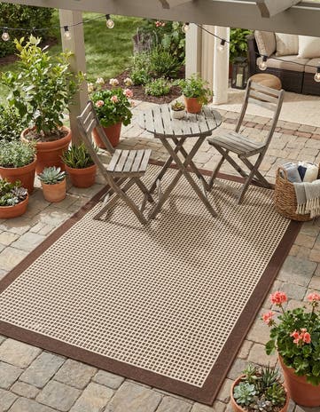 4' x 6' Easy-Clean Border Indoor / Outdoor Rug