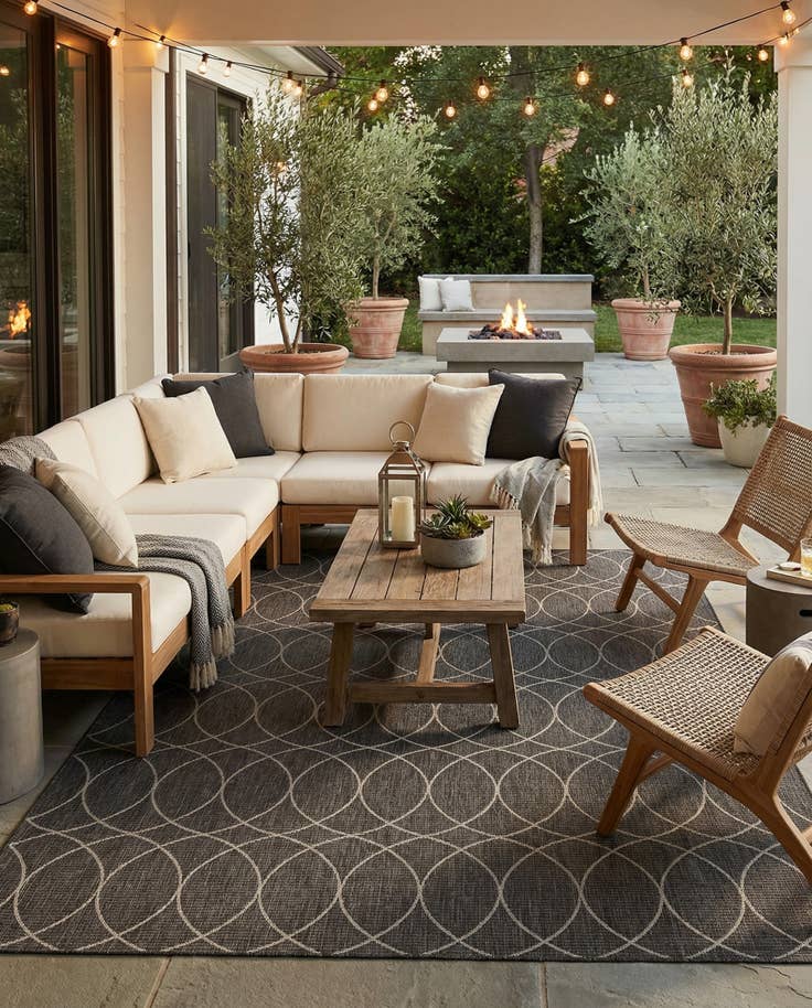 Detail image of 10' x 14' Easy-Clean Lattice Indoor / Outdoor Rug