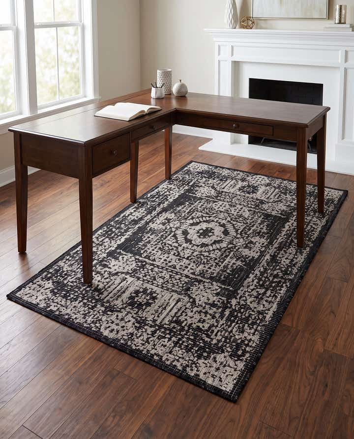 4' x 6' Easy-Clean Traditional Indoor / Outdoor Rug