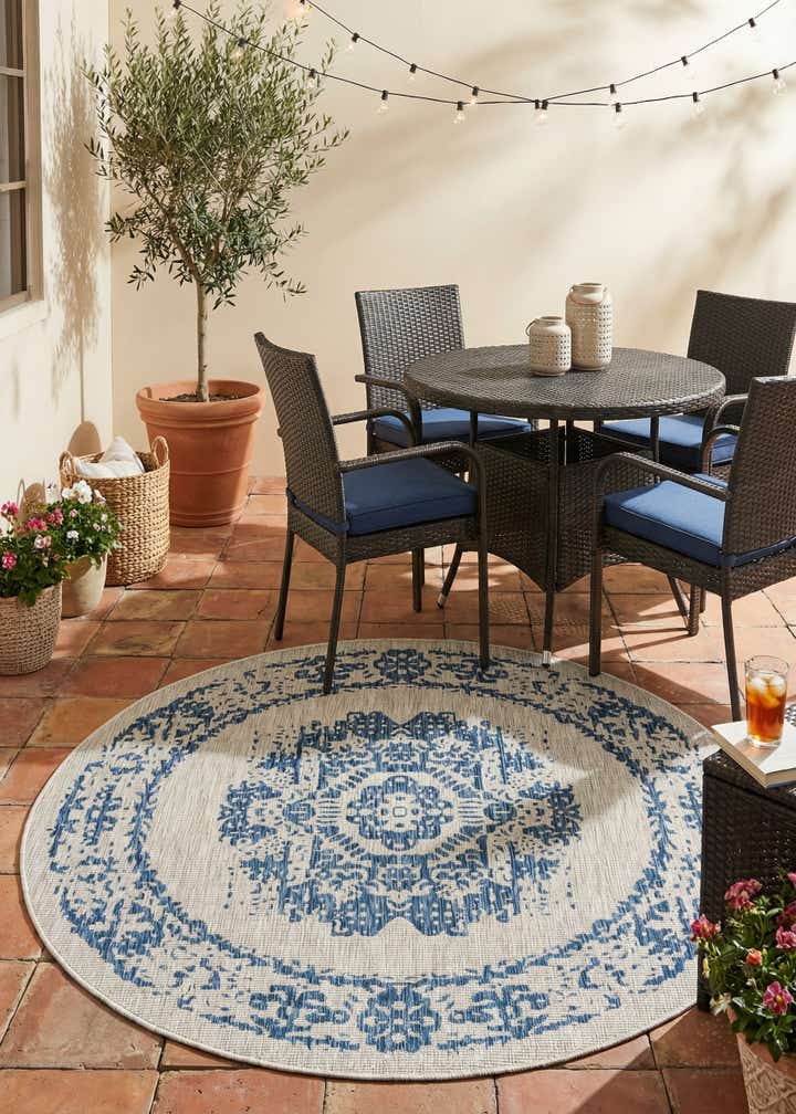 7' 10 x 7' 10 Easy-Clean Traditional Indoor / Outdoor Round Rug