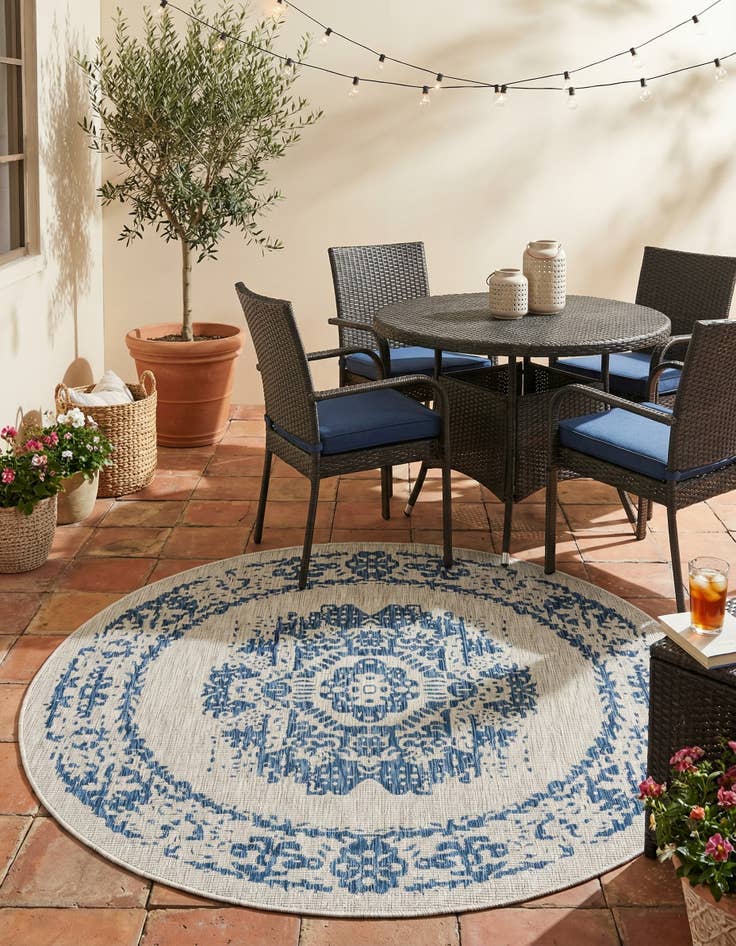 Detail image of 7' 10 x 7' 10  Washable Traditional Indoor / Outdoor Round Rug