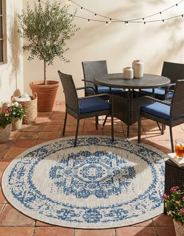 7' 10 x 7' 10 Easy-Clean Traditional Indoor / Outdoor Round Rug