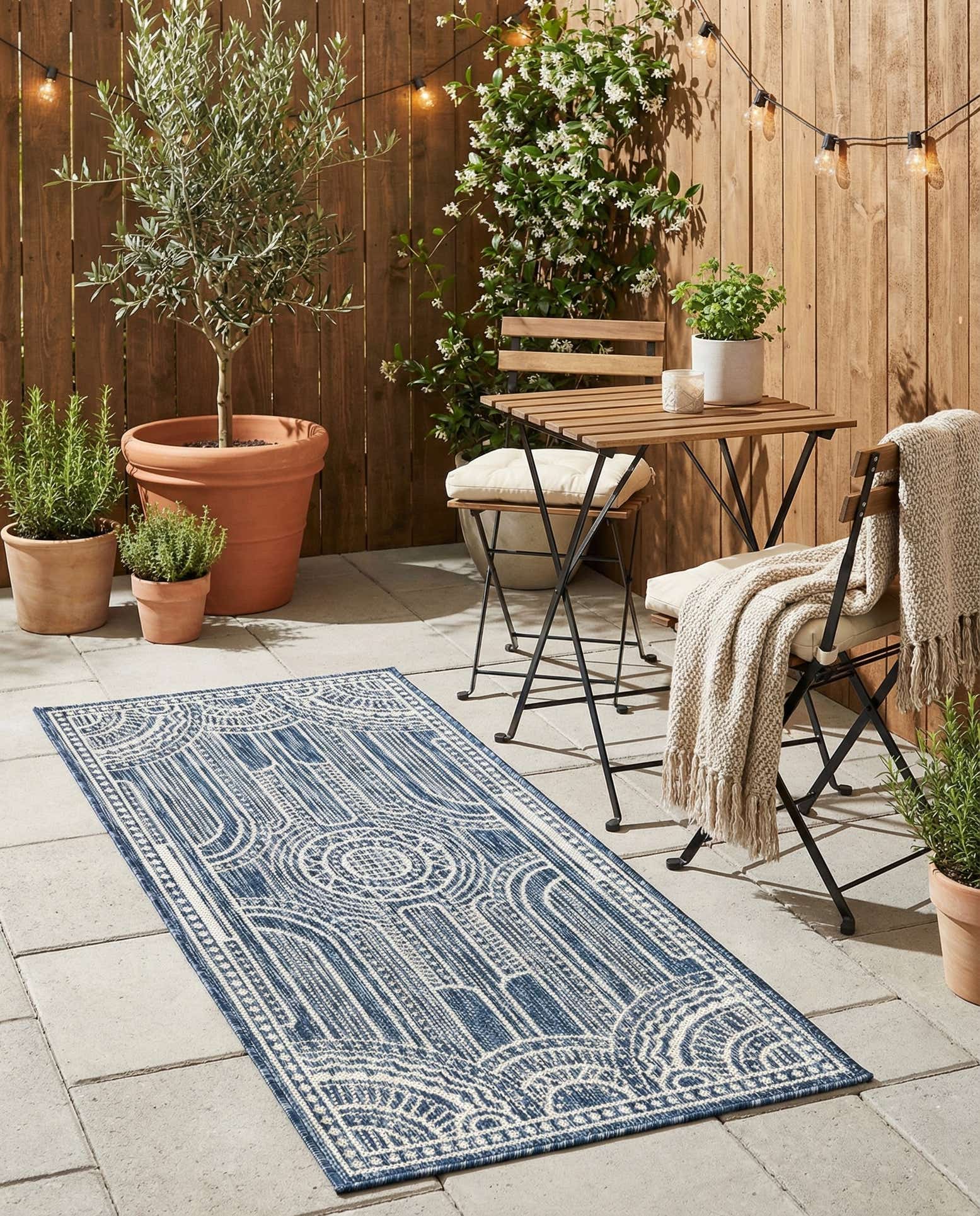2' x 4' Easy-Clean Traditional Indoor / Outdoor Runner Rug