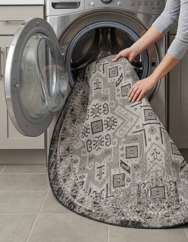 Detail image of 6' x 6'  Washable Aztec Indoor / Outdoor Round Rug