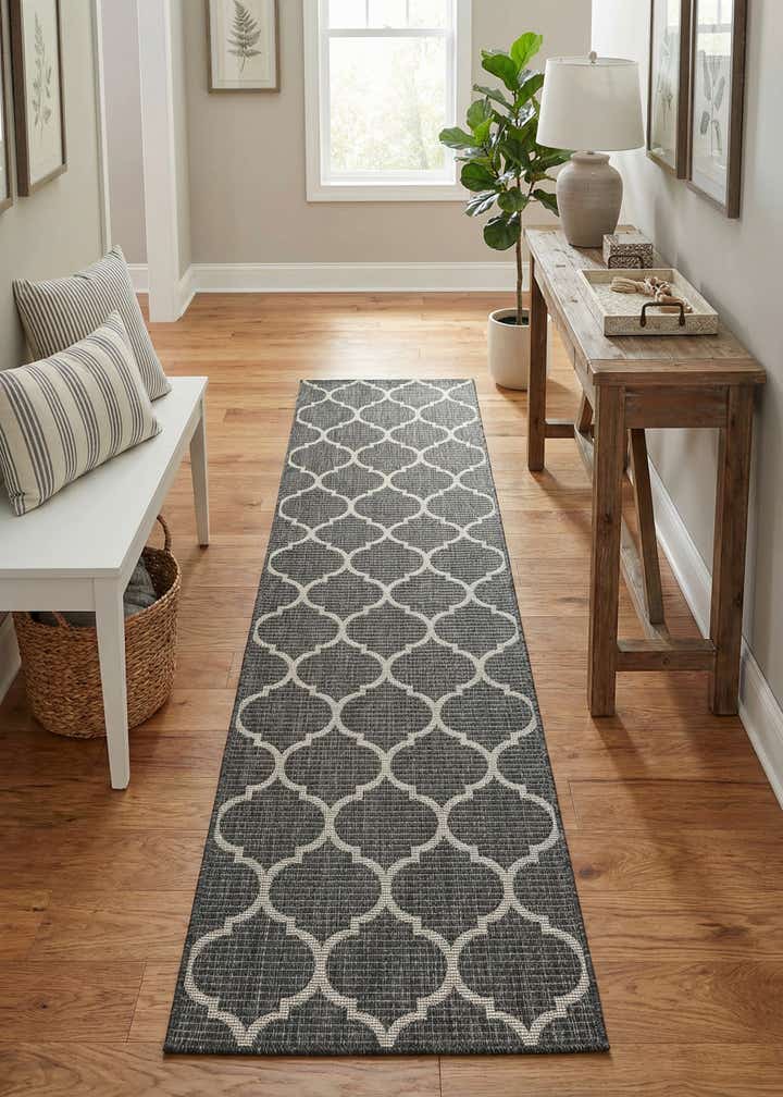 2' 7 x 10' Easy-Clean Trellis Indoor / Outdoor Runner Rug