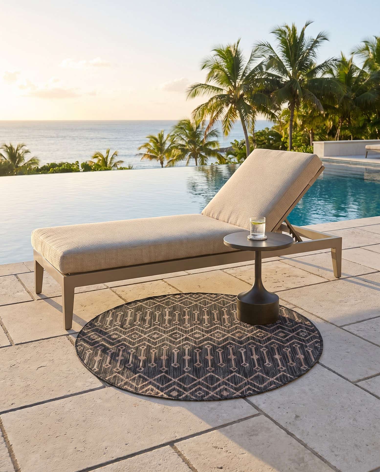 4' x 4' Easy-Clean Lattice Indoor / Outdoor Round Rug