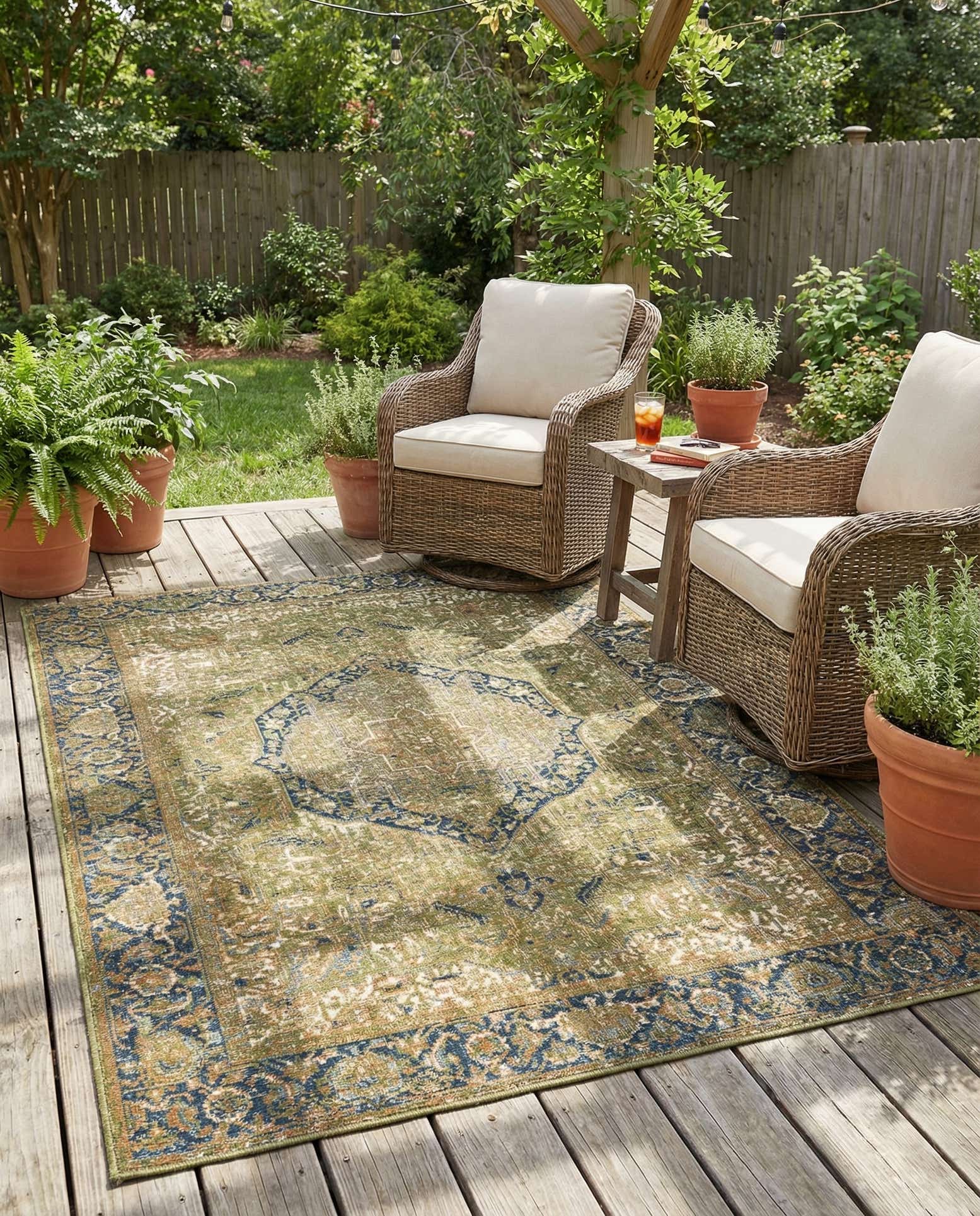 4' x 6' Easy-Clean Traditional Indoor / Outdoor Rug