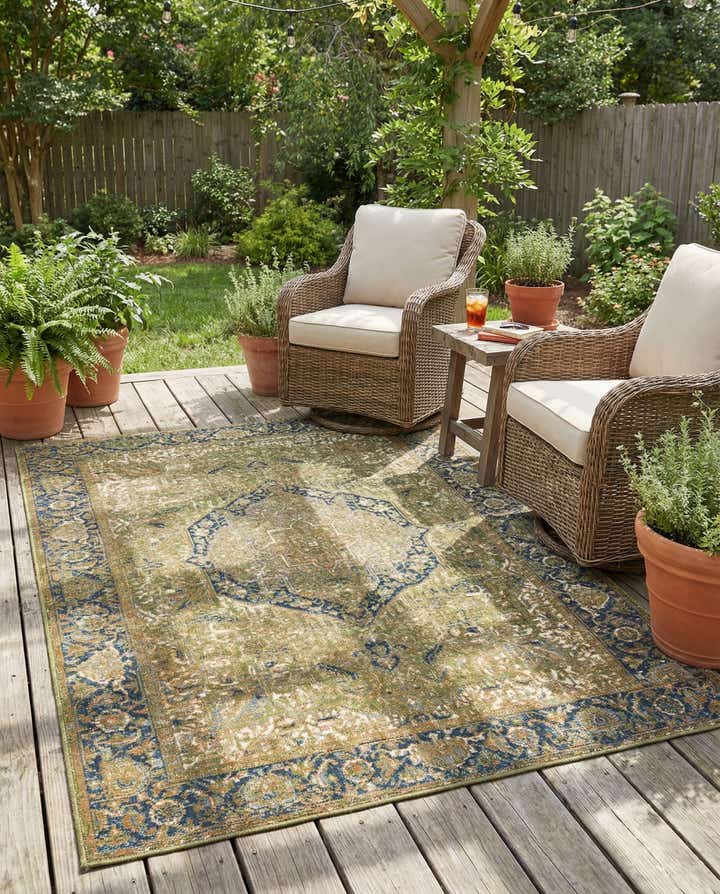4' x 6' Easy-Clean Traditional Indoor / Outdoor Rug
