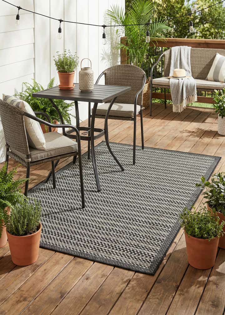 4' x 6' Easy-Clean Border Indoor / Outdoor Rug