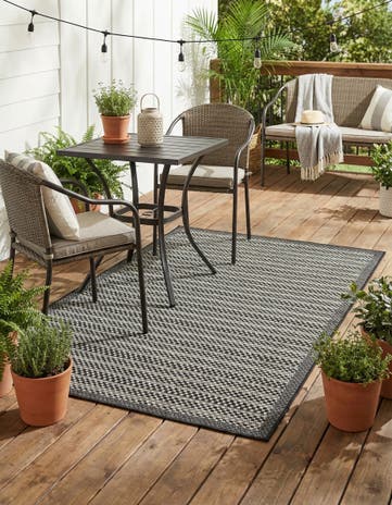 4' x 6' Easy-Clean Border Indoor / Outdoor Rug