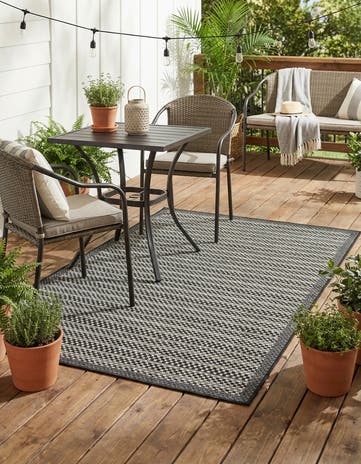 4' x 6' Easy-Clean Border Indoor / Outdoor Rug