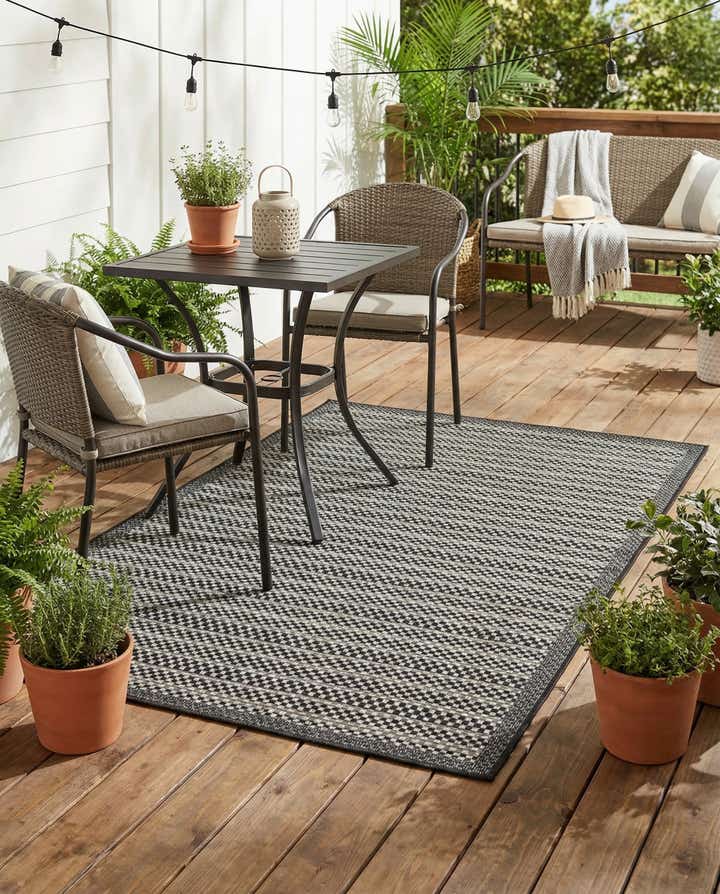 4' x 6' Easy-Clean Border Indoor / Outdoor Rug