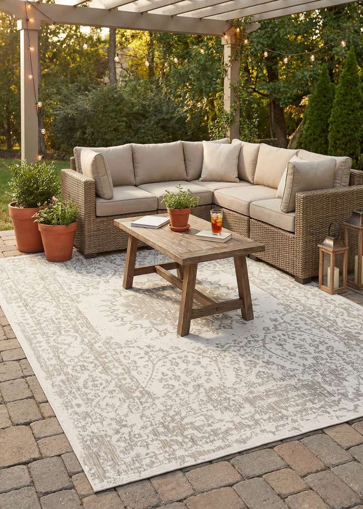 10' x 14' Easy-Clean Traditional Indoor / Outdoor Rug