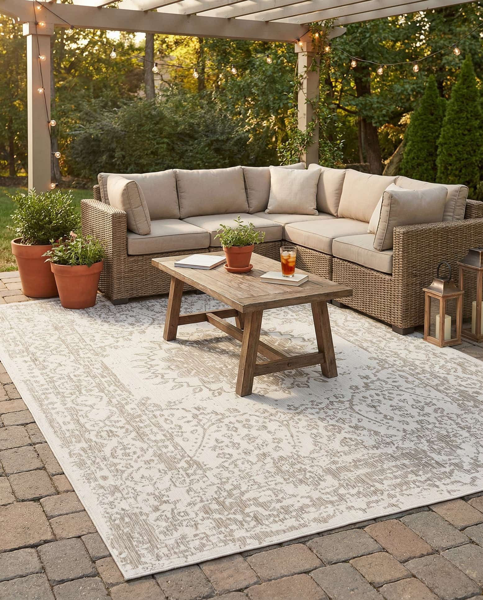 10' x 14' Easy-Clean Traditional Indoor / Outdoor Rug