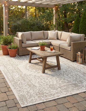 10' x 14' Easy-Clean Traditional Indoor / Outdoor Rug
