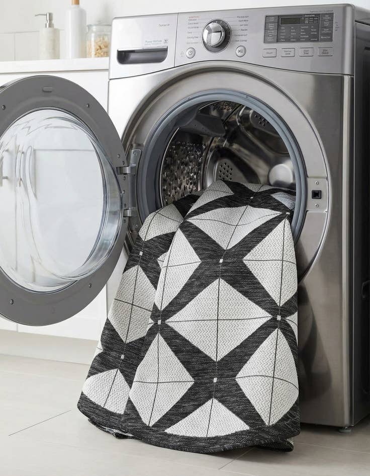 Detail image of 6' x 6'  Washable Modern Indoor / Outdoor Round Rug