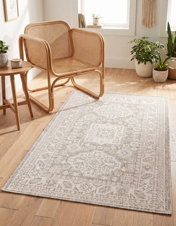 Light Gray Easy-Clean Aztec Indoor / Outdoor Rug