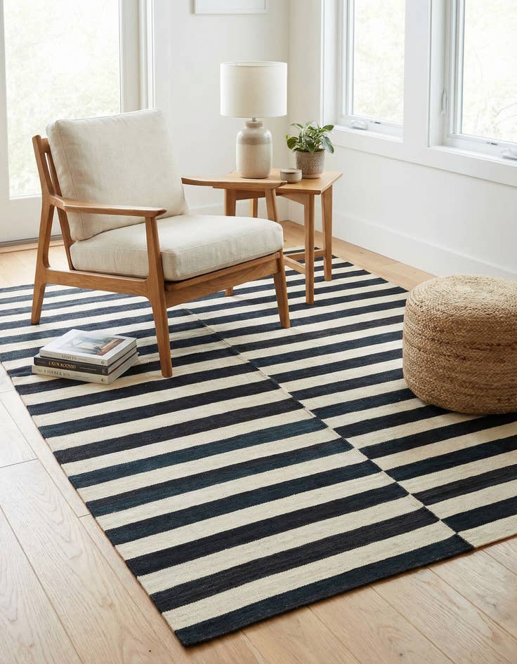 Detail image of 5' 4 x 6' 9  Hand Woven Kilim Modern Wool Rug