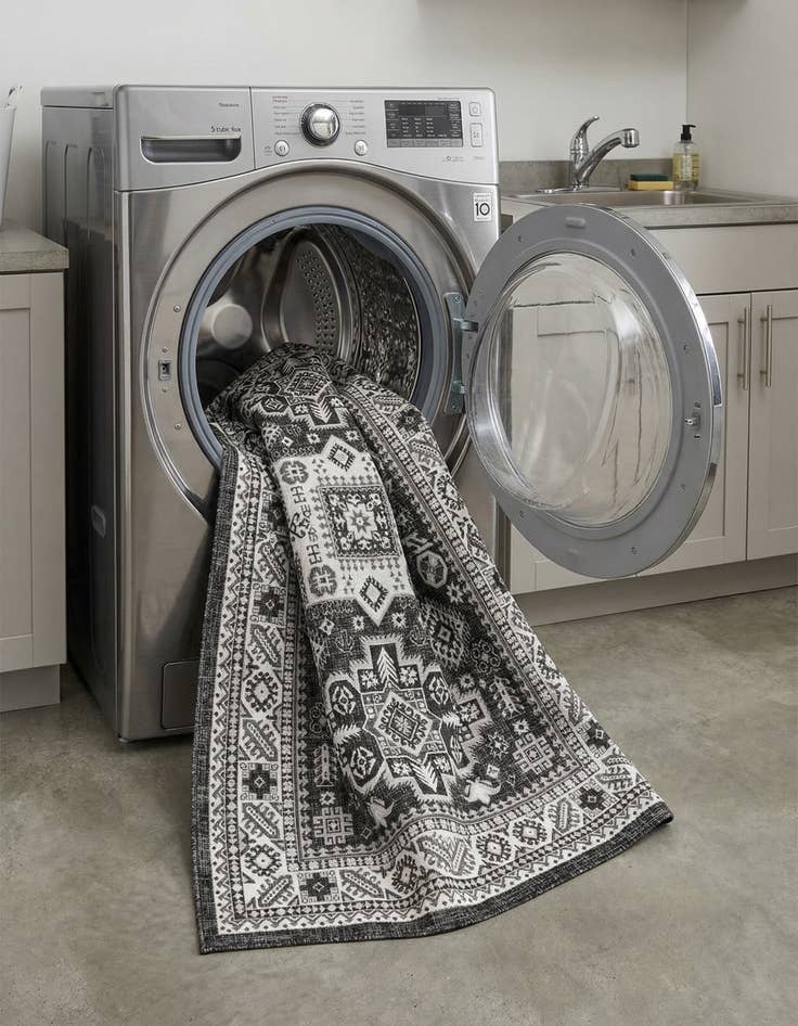 Detail image of 6' x 9'  Washable Aztec Indoor / Outdoor Rug