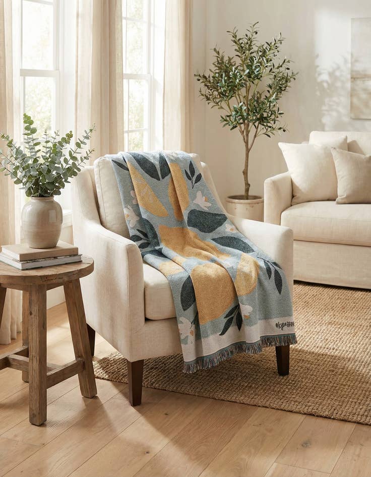 Detail image of 4' 6 x 6' Pastel Lemons Throw Blanket