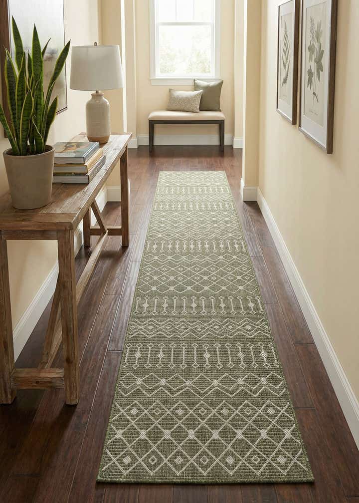 2' 7 x 13' Easy-Clean Trellis Indoor / Outdoor Runner Rug
