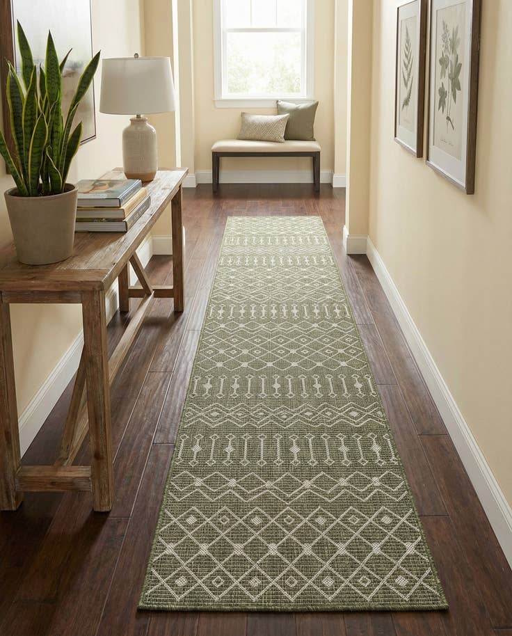 Detail image of 2' 7 x 13' Easy-Clean Lattice Indoor / Outdoor Runner Rug